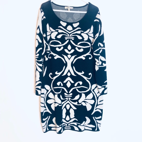 PLUS SIZE Sweaterdress Blue and White Damask Print - Picture 2 of 8